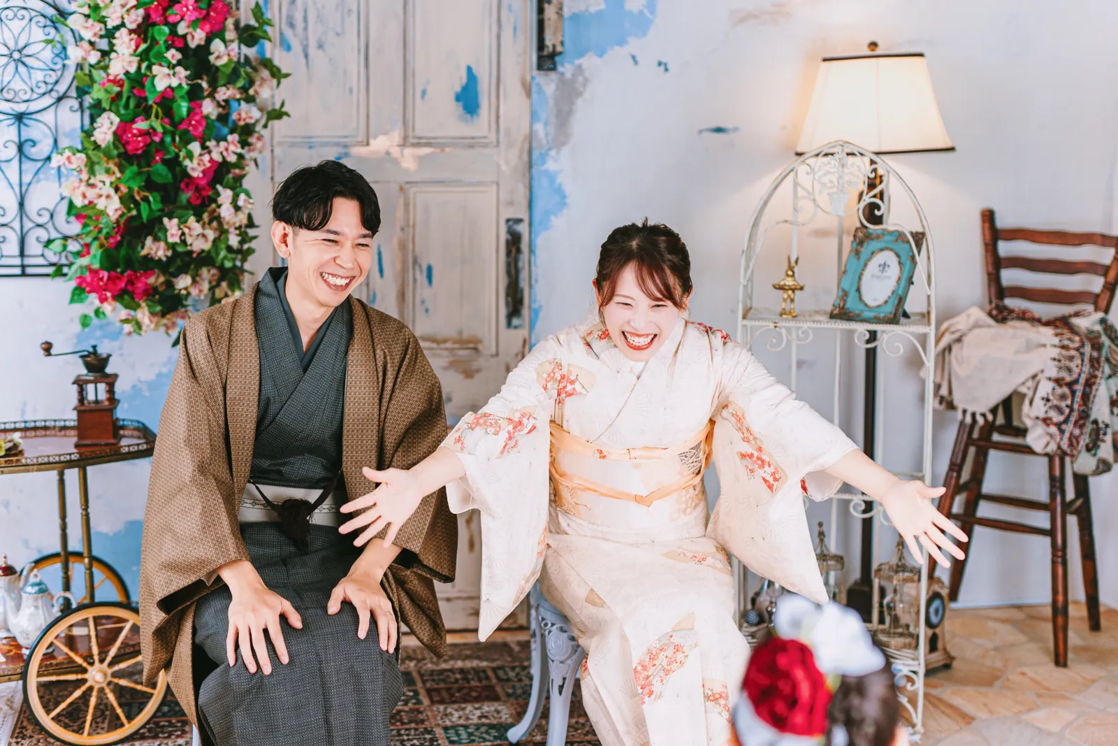 眼鏡屋のそばで笑い合う、着物のお父さんとお母さん